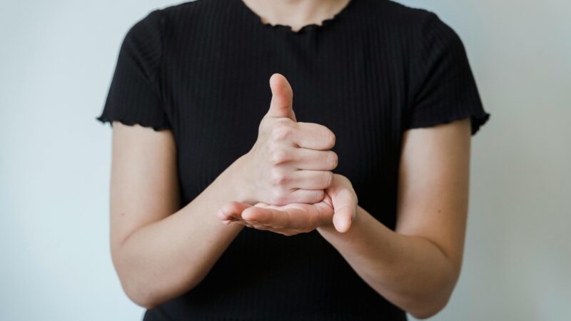 Jak długo potrzeba, by nauczyć się języka migowego i czy warto?