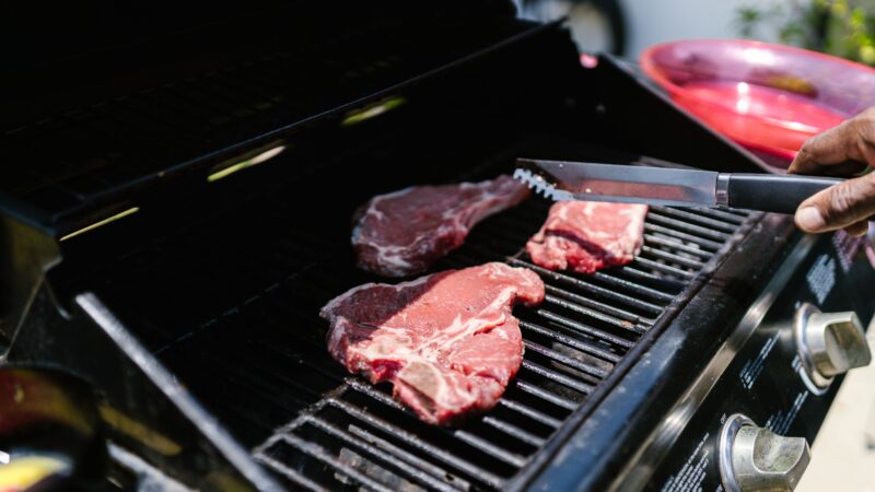 Sezon na podwórku rozpoczęty – Dlaczego grill Weber to najlepszy towarzysz letnich spotkań w ogrodzie