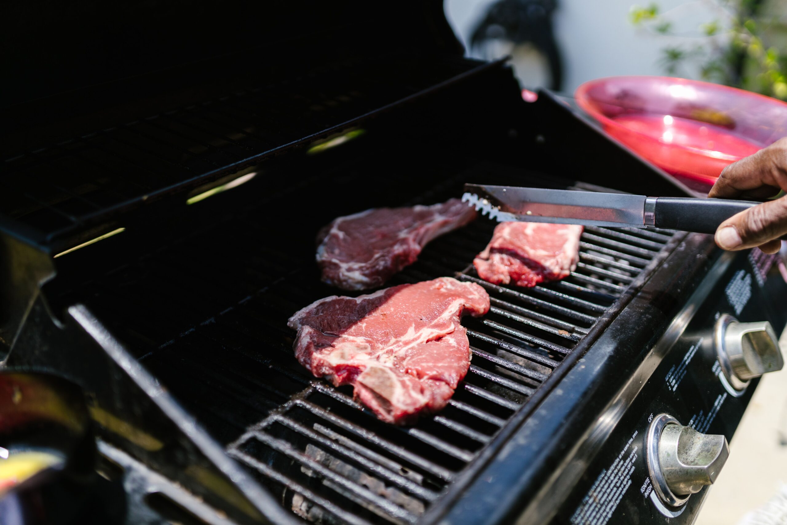 Sezon na podwórku rozpoczęty – Dlaczego grill Weber to najlepszy towarzysz letnich spotkań w ogrodzie